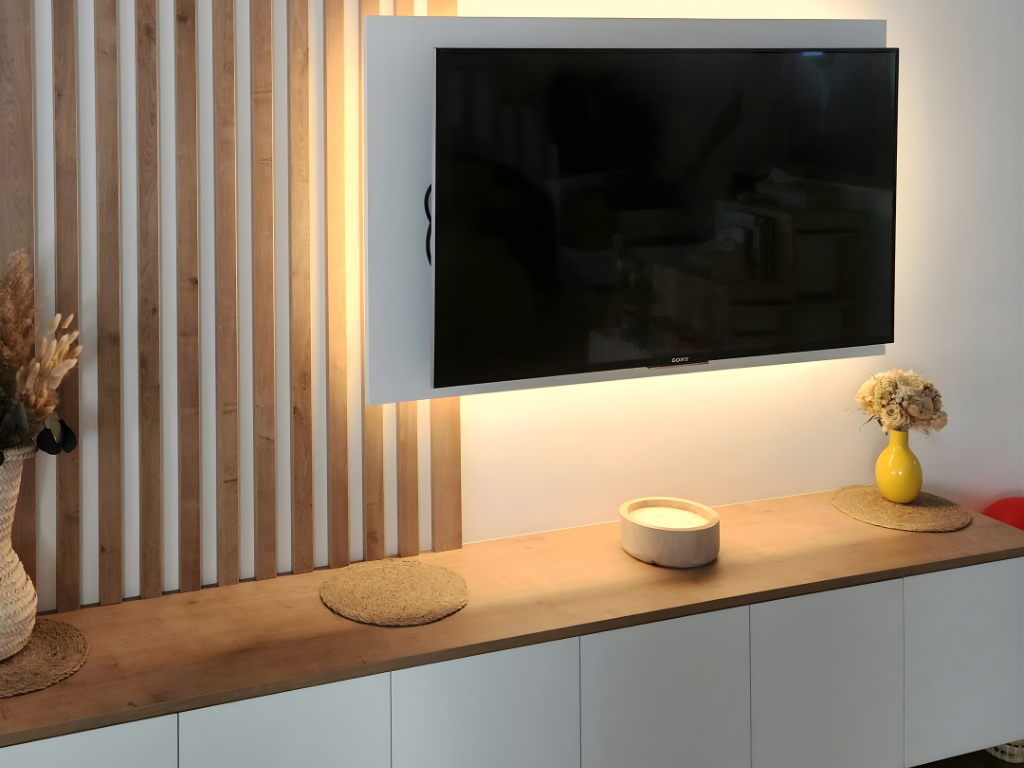 Meuble TV avec mur à tasseaux en bois