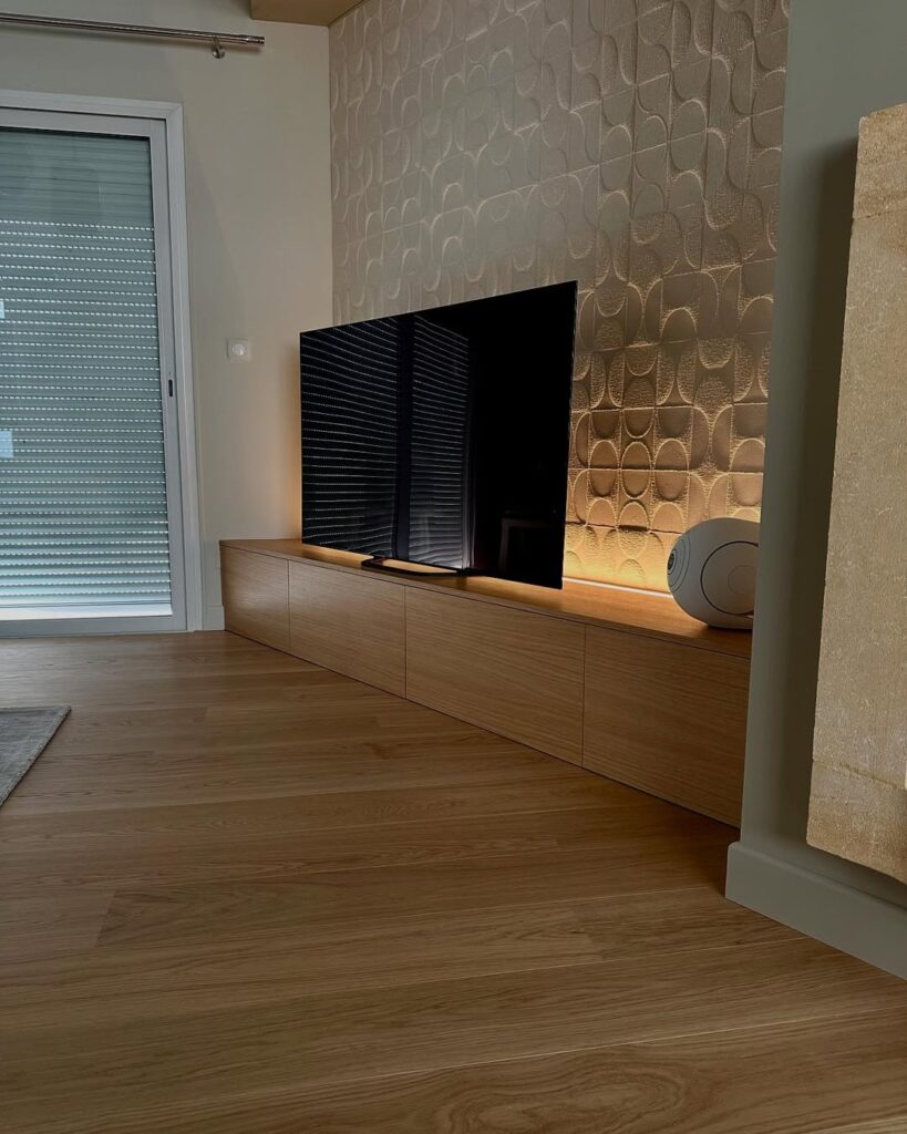 Meuble TV sur mesure avec éclairage indirect