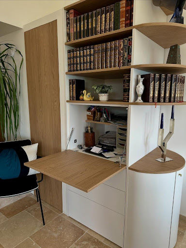 Bibliothèque sur mesure avec arrondi
