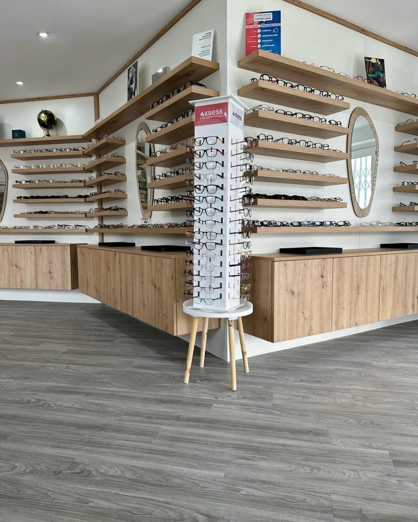 Vue d'ensemble des présentoirs optiques muraux avec éclairage LED