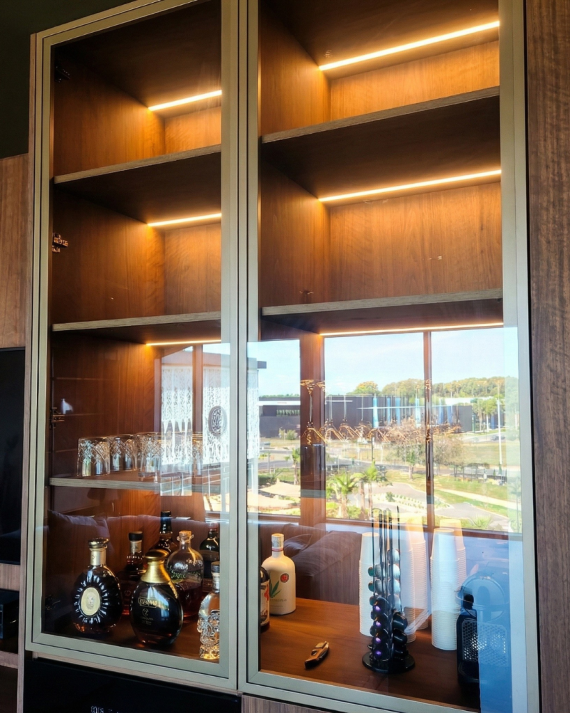 Bureau professionnel vue sur le minibar