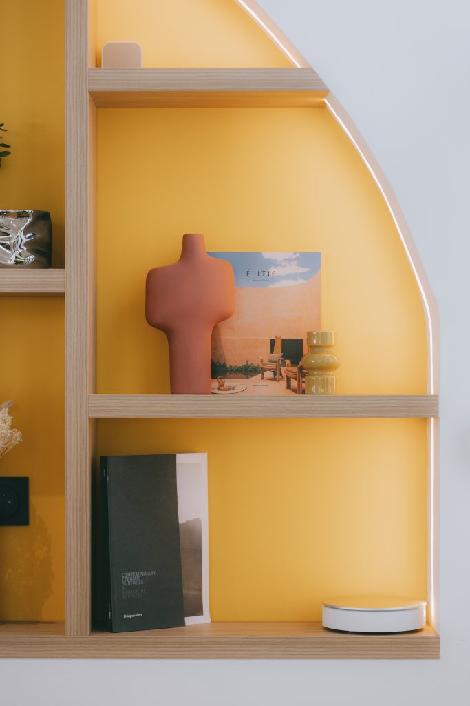 Bibliothèque minimaliste avec LED