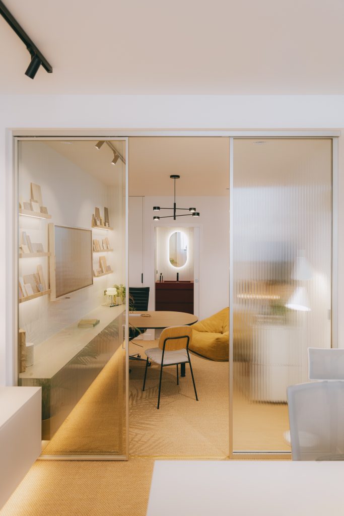 Cloison en verre cannelé et séparation bureau