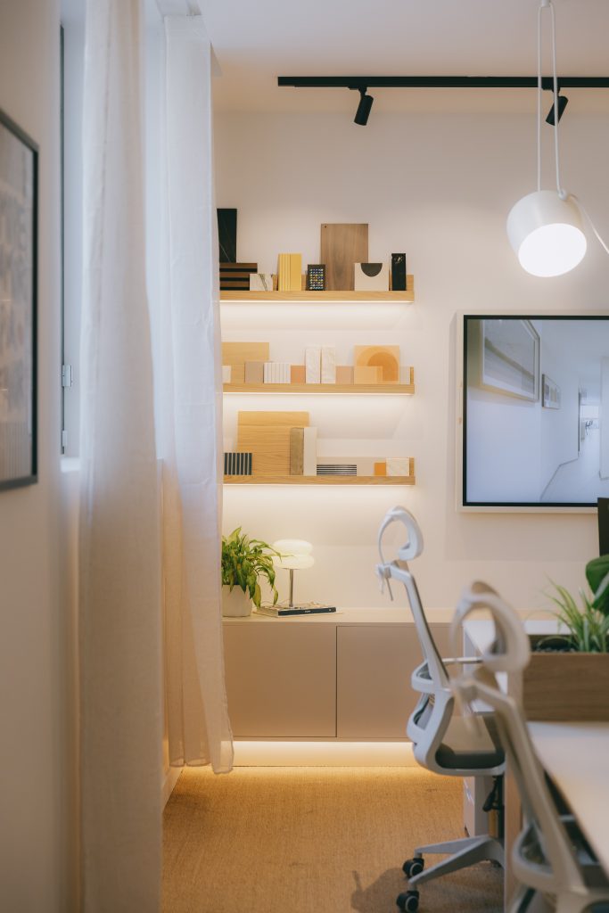 Matériauthèque éclairée et poste de travail