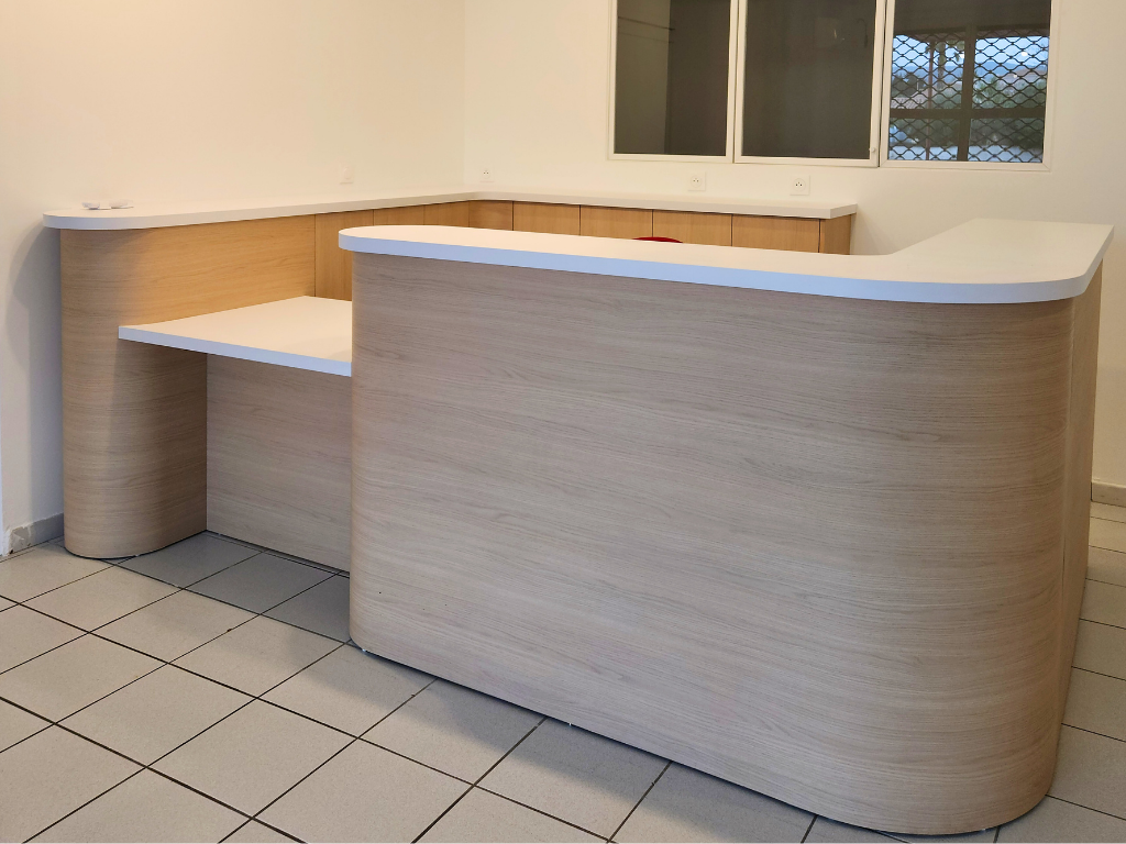 Banque d'accueil aux lignes courbes vue payasage