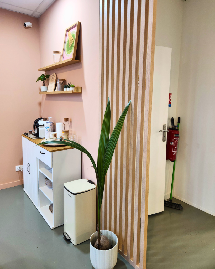 Claustra en bois pour délimiter l'espace café