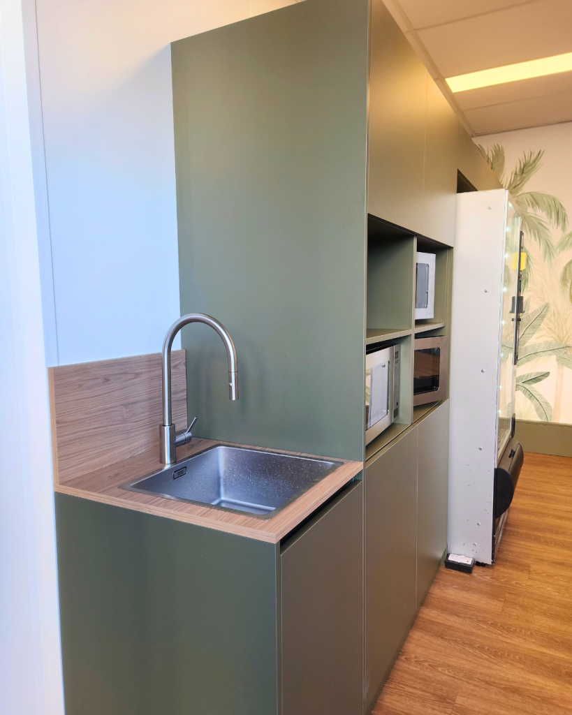 Détail de la kitchenette en bois vert olive