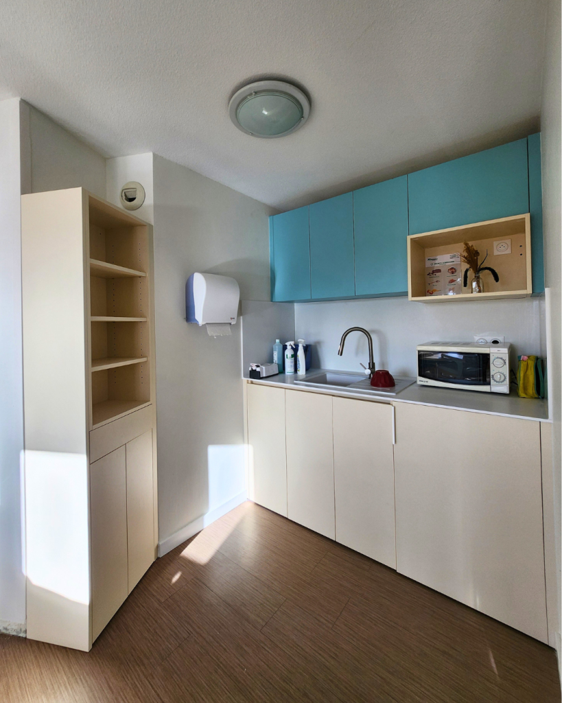 Kitchenette finition bleu ciel et colonne de rangement