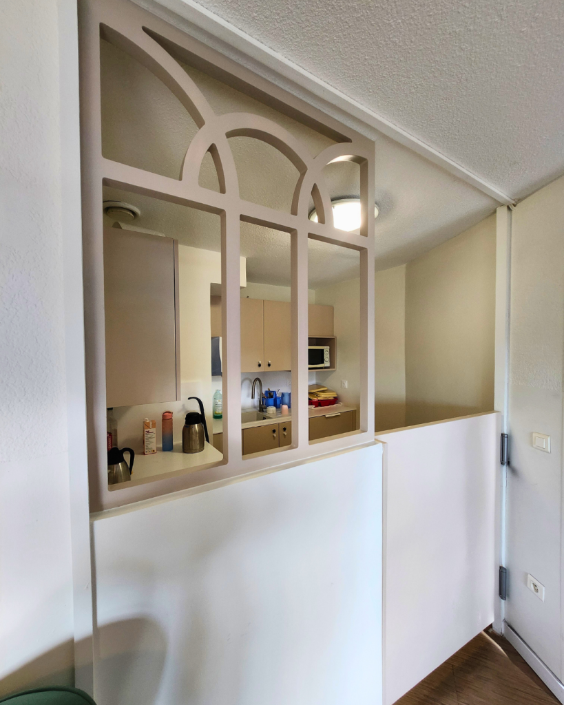 Mini claustra en bois, sépration d'une cuisine