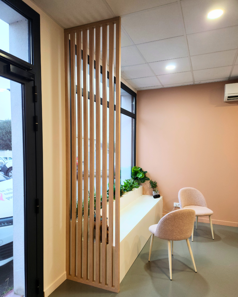 Salle d'attente avec claustra comme délimitation