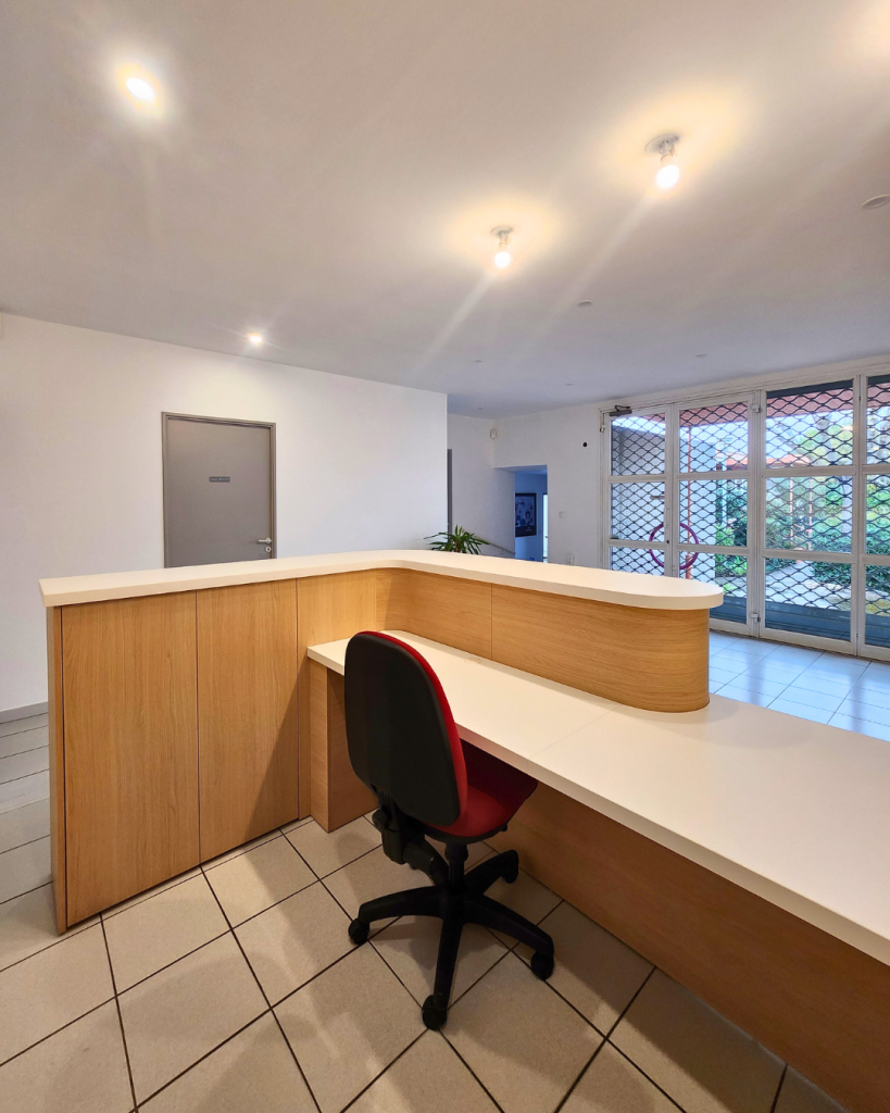 Vue de derrière de la banque d'accueil