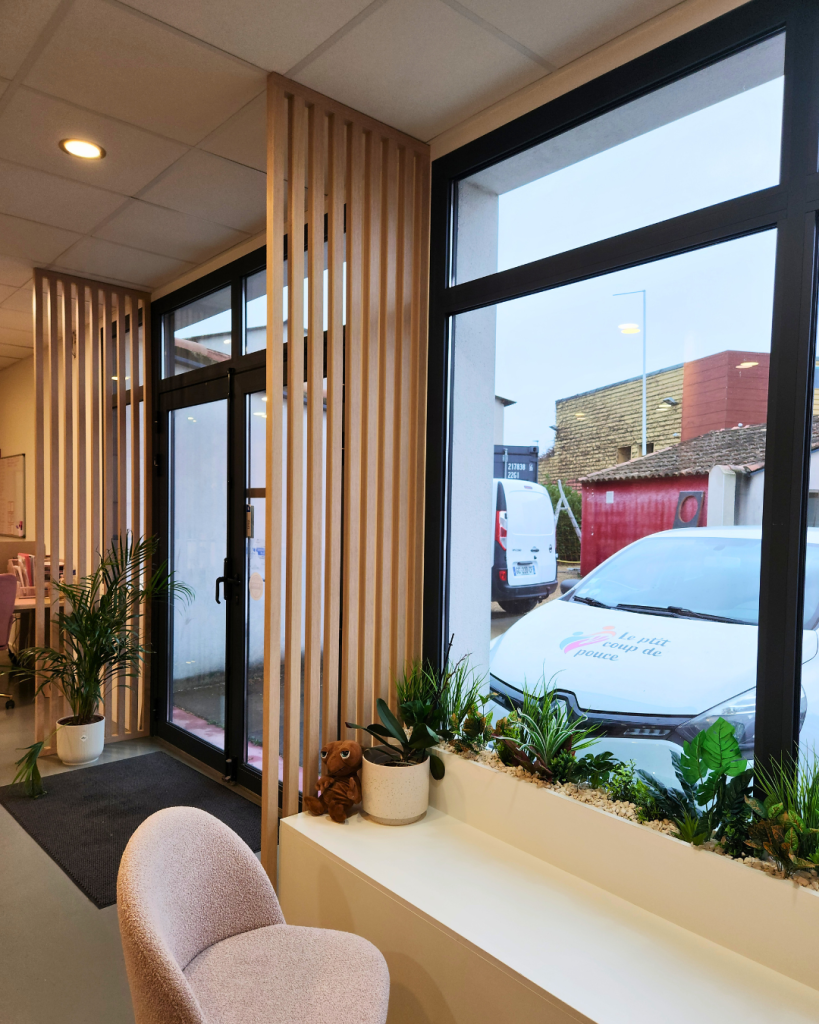 Vue sur l'entrée des bureaux et des 2 claustras en bois