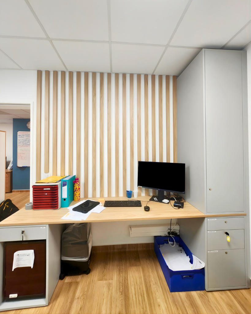 Bureau avec claustra bois sur le mur