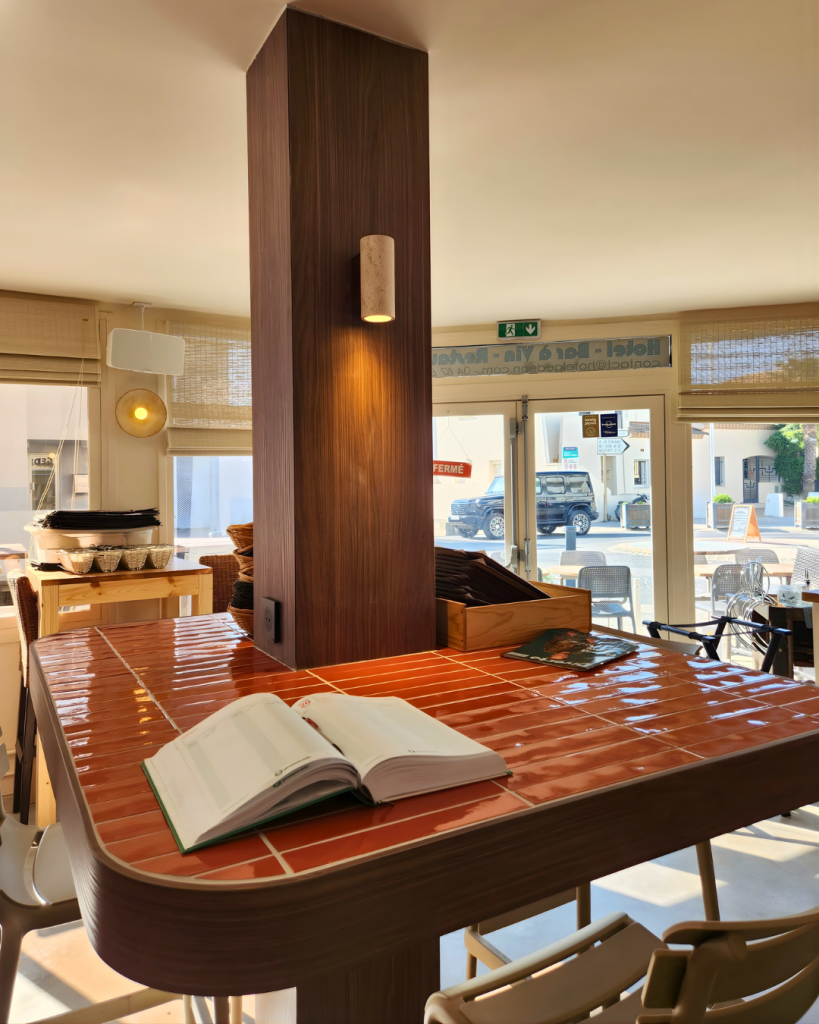Habillage de poteaux structurels en Noyer Lincoln