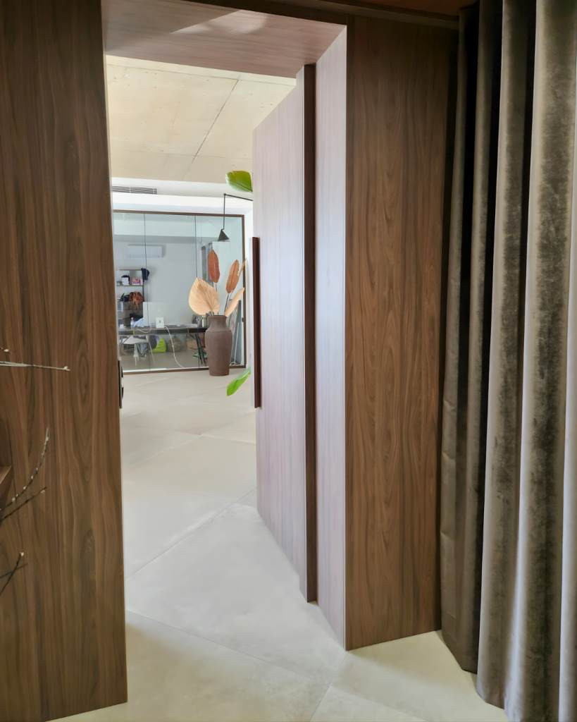 Hall d'entrée avec vue sur le salon
