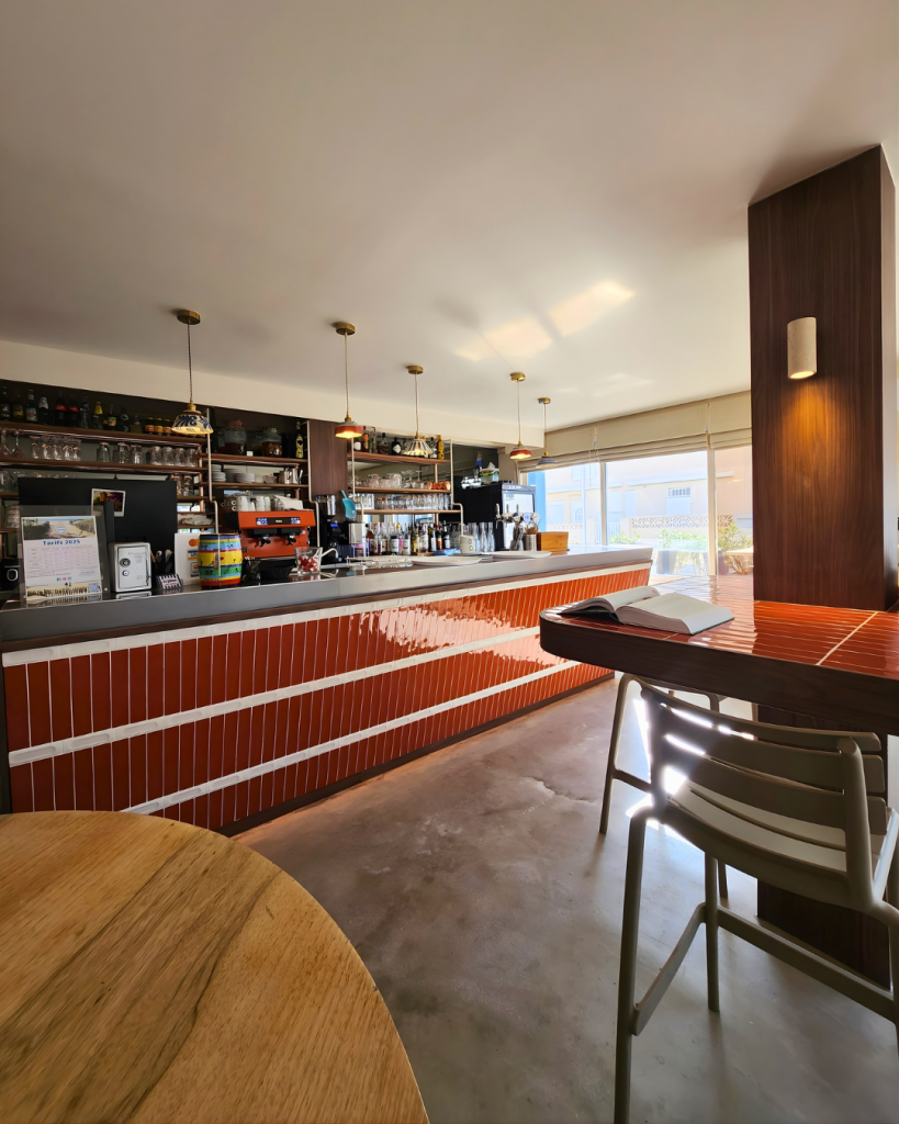 Mange-debout sur-mesure et vue d'ensemble de l'agencement de restaurant