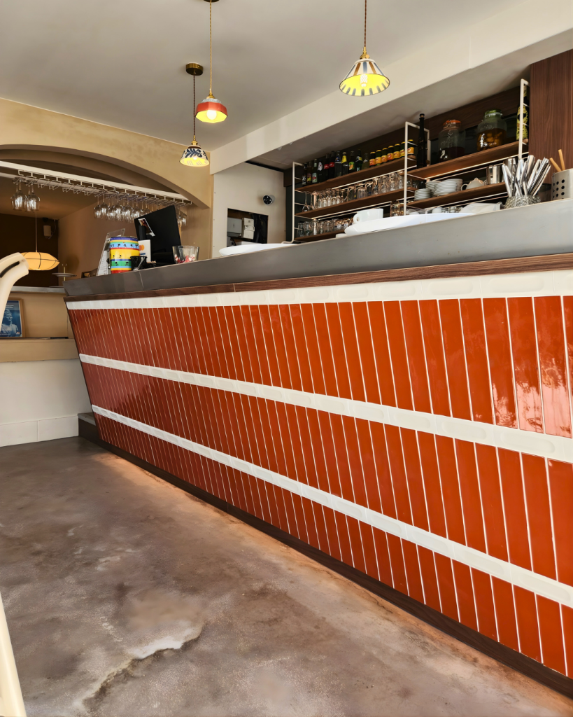 Parement et plinthe en Noyer Lincoln adaptés au bar