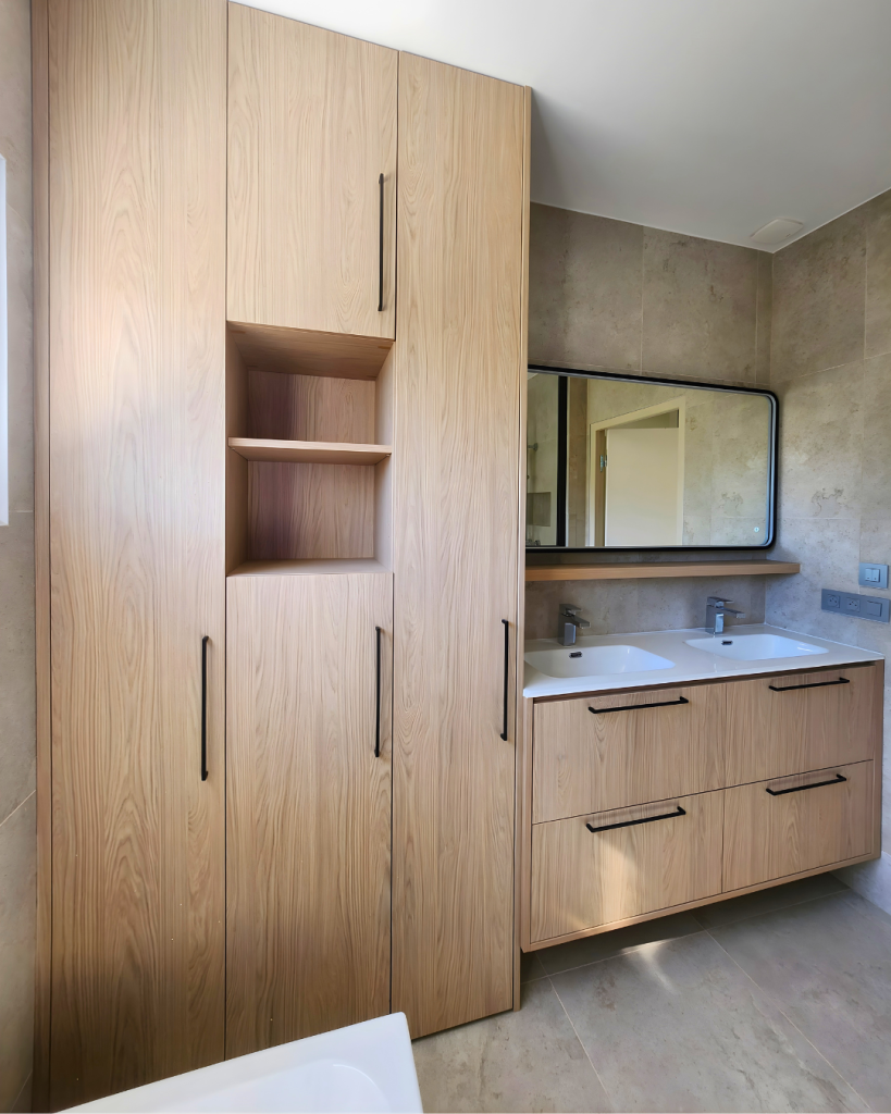Vue d'ensemble de la salle de bain sur mesure