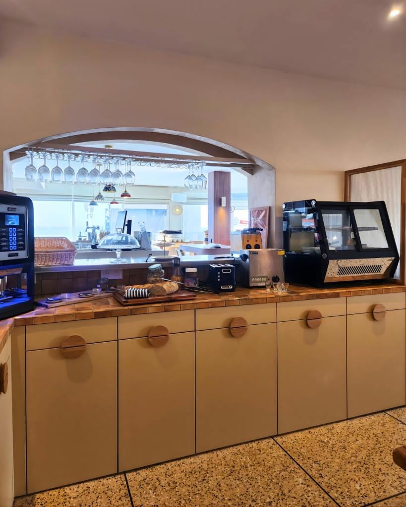 Vue d'ensemble de l'agencement cuisine avec plan de travail en angle