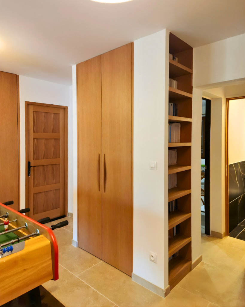 Zoom sur un meuble et l'espace bibliothèque