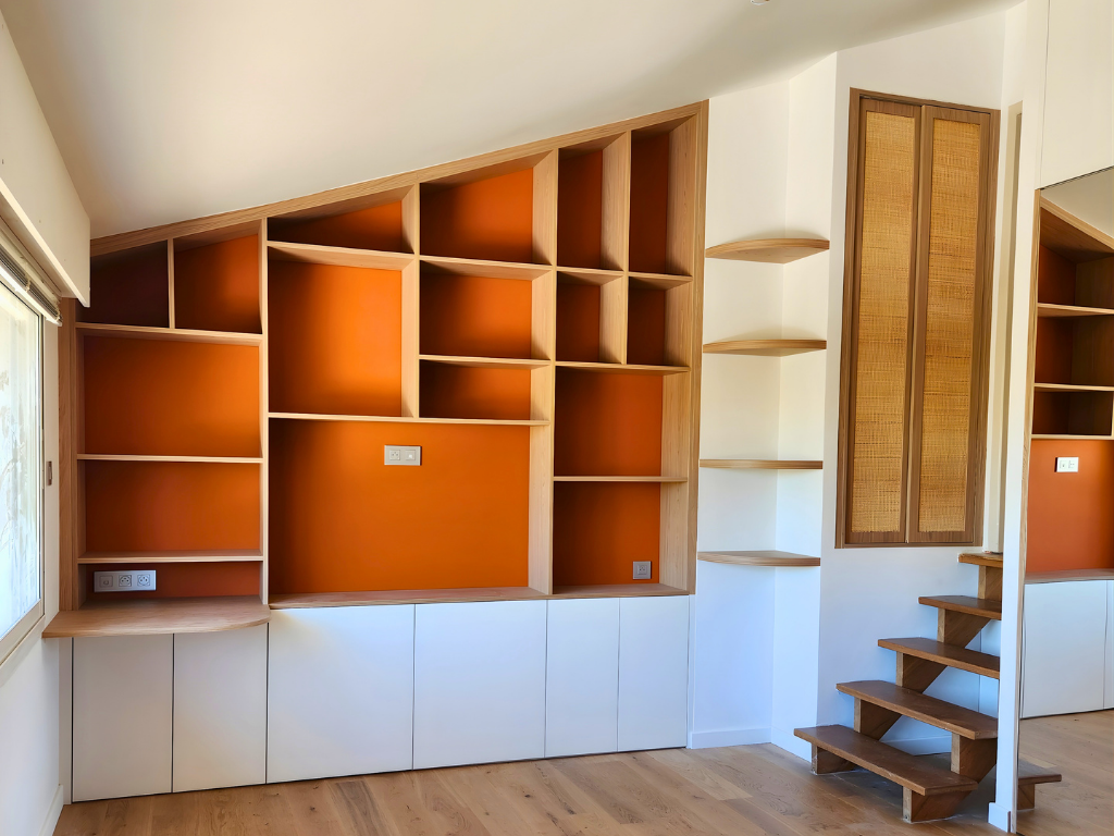 vue d'ensemble de la bibliothèque et du bureau suspendu