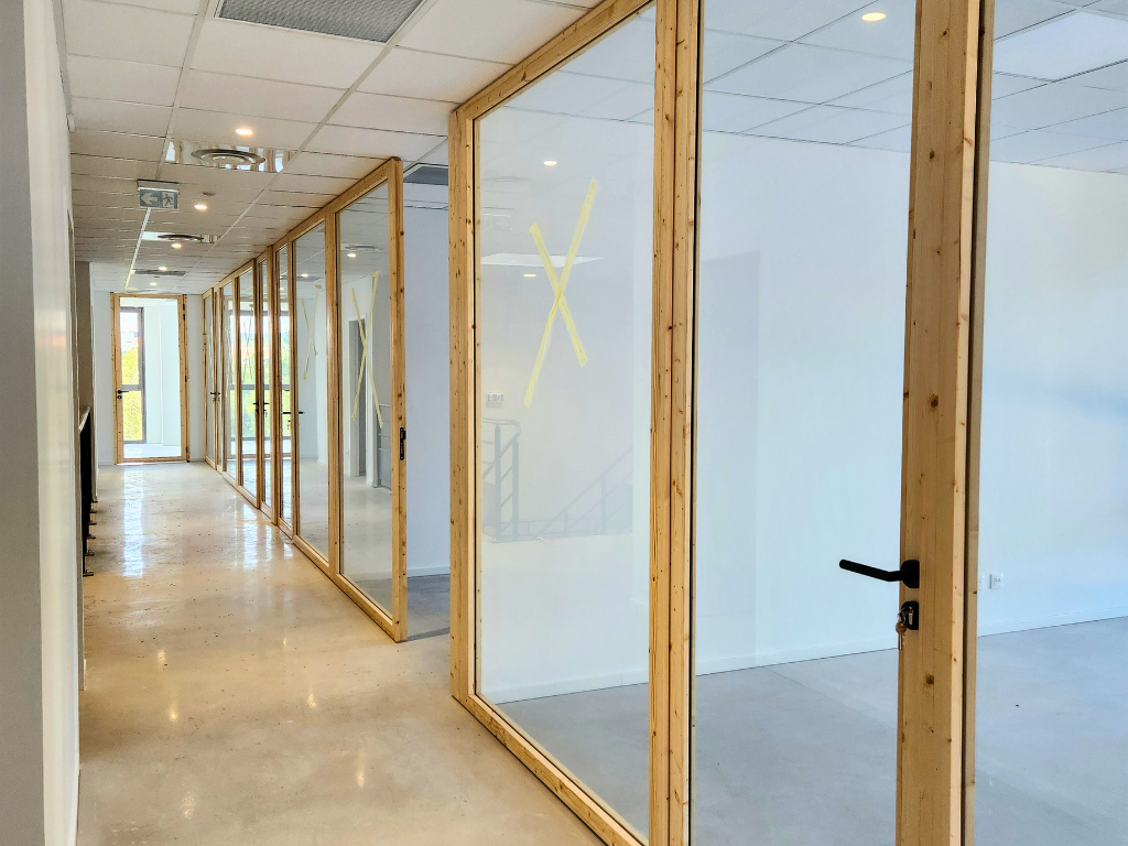 Alignement des bureaux le long du couloir central