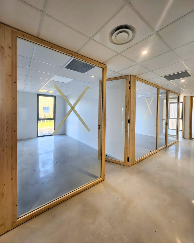 Agencement de bureaux vue entre 2 espaces