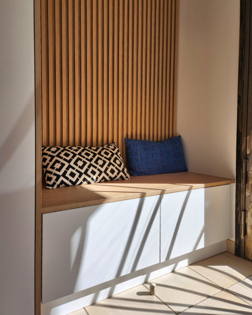Banquette de rangement avec panneau mural en tasseaux bois