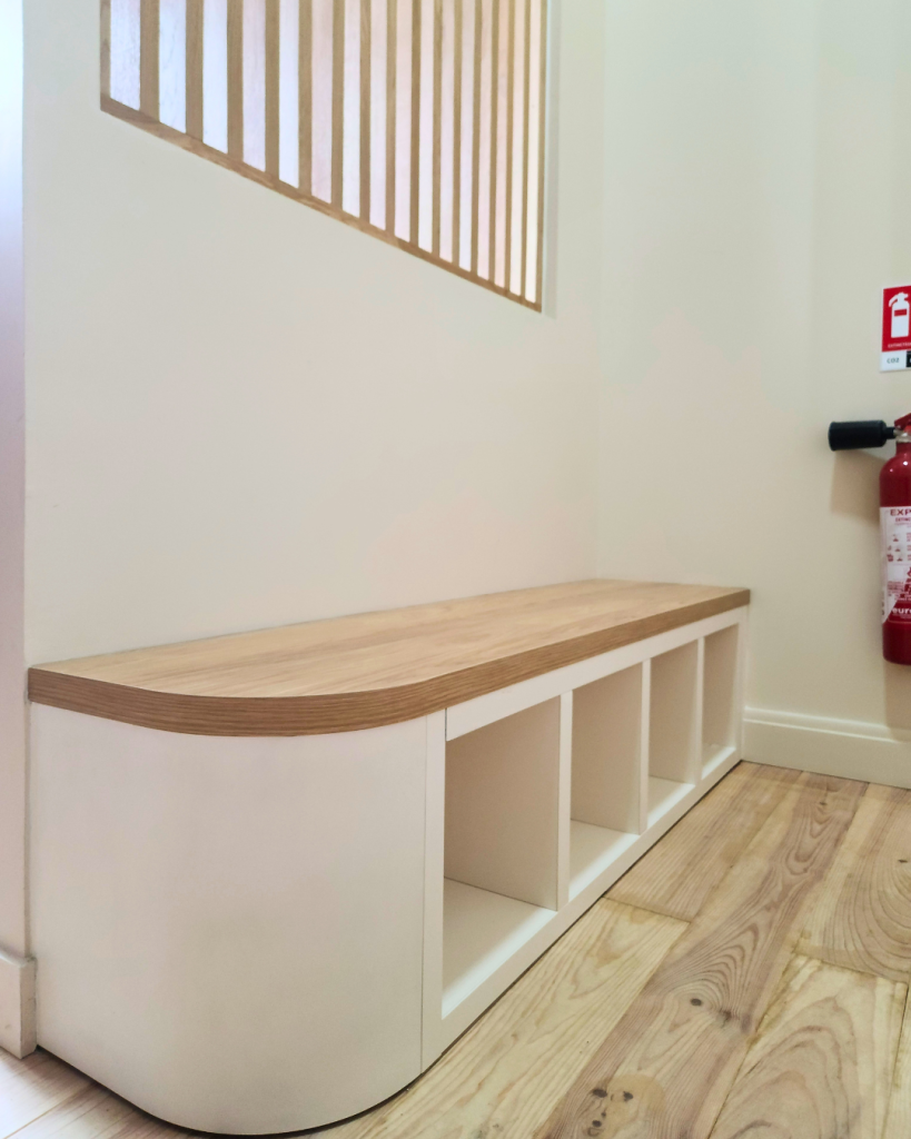 Banquette sur mesure droite avec niches de rangement et bord arrondi