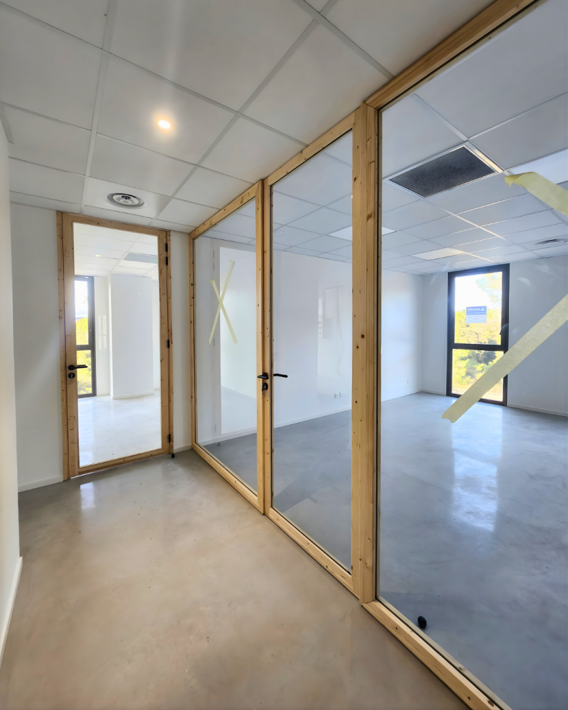 Cloison vitrée et porte d'accès d'un bureau individuel