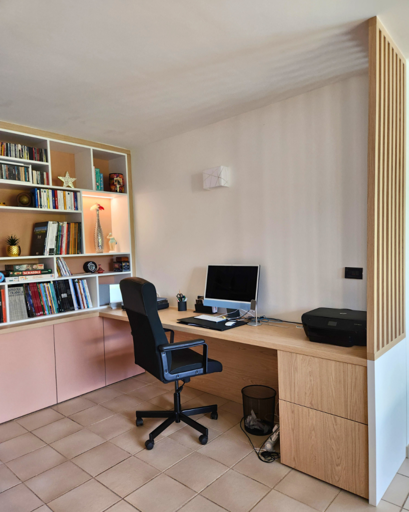 Espace bureau avec plan de travail et claustra en chêne