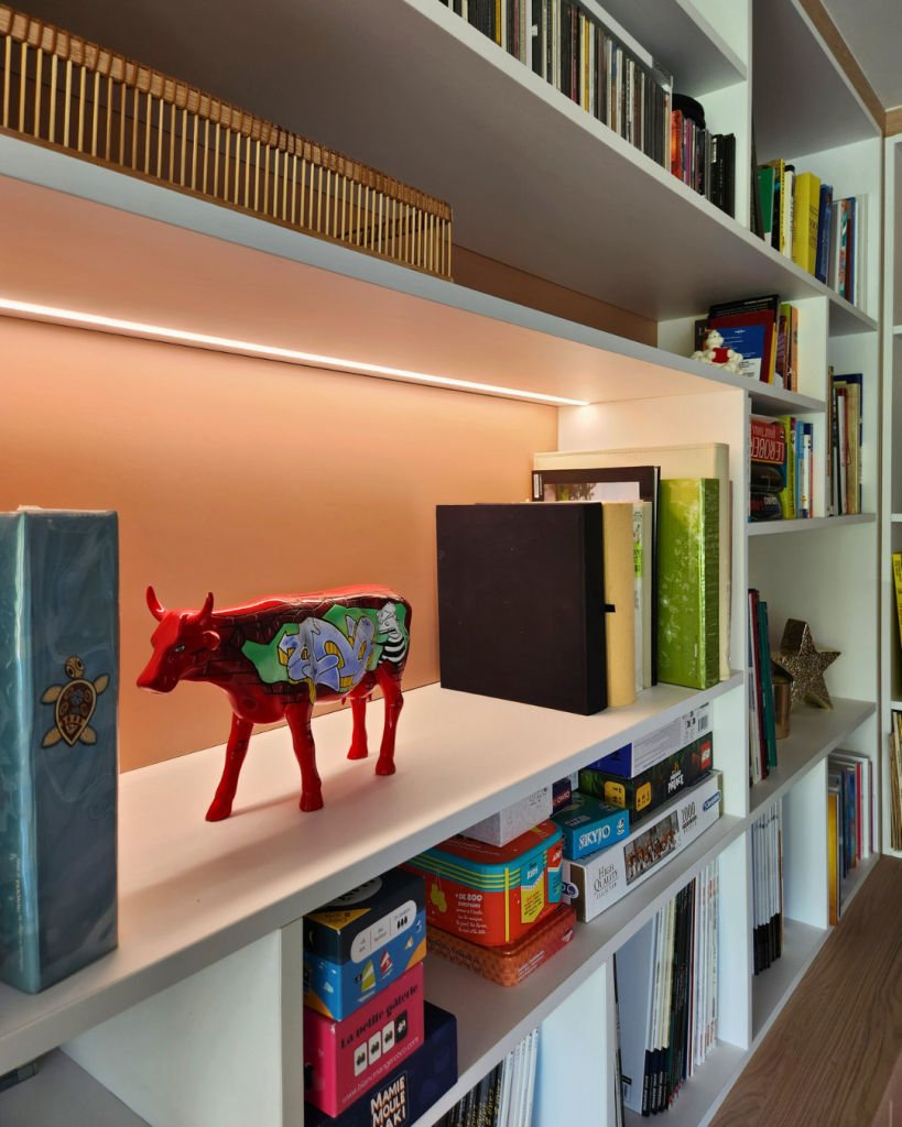 Étagères de bibliothèque avec fond nude abricot et éclairage LED