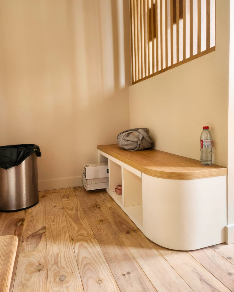 Seconde banquette basse installée sous un claustra bois