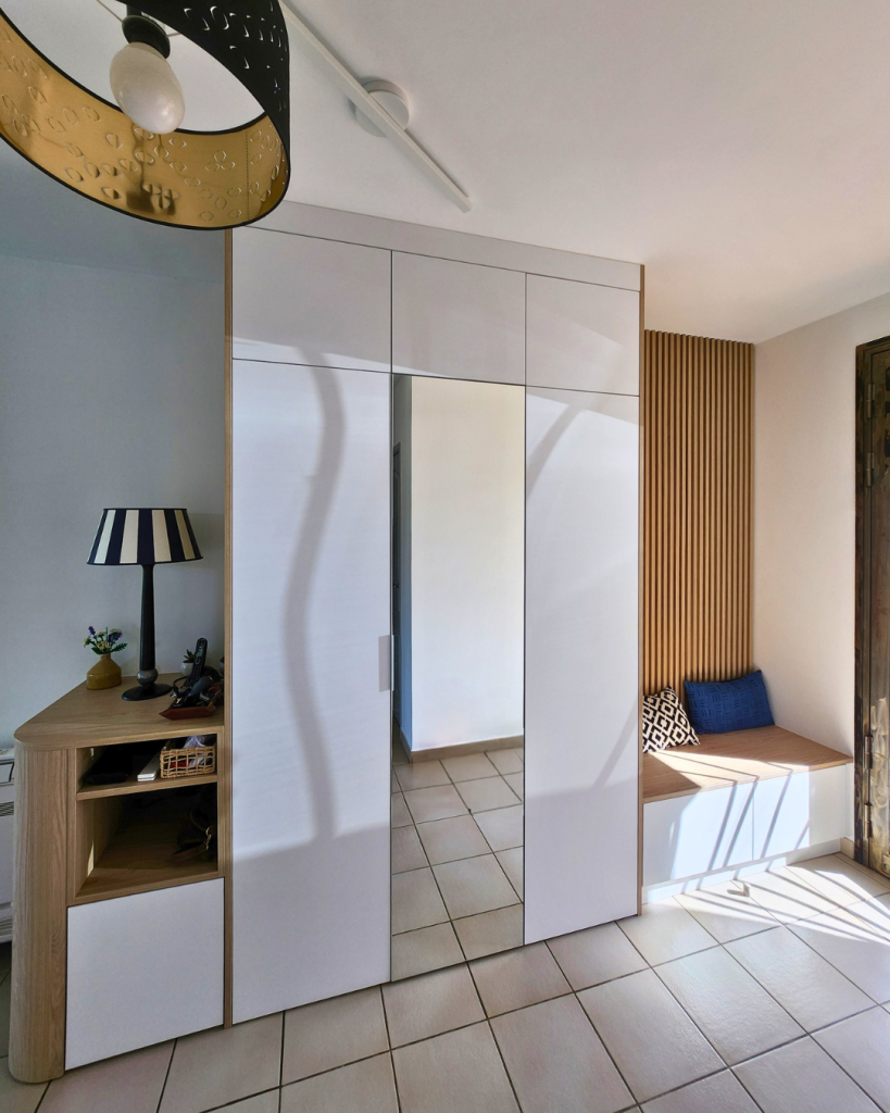 Vue d'ensemble du meuble d'entrée avec le placard miroir