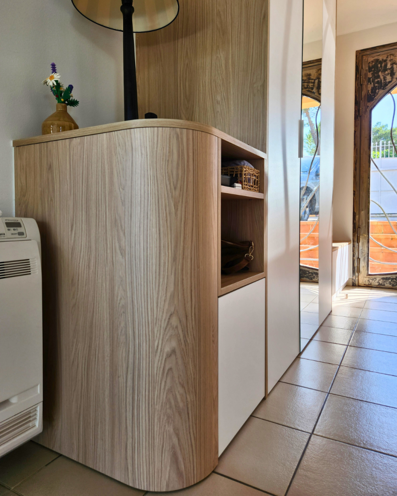 Zoom sur le meuble vide-poche arrondi en chêne