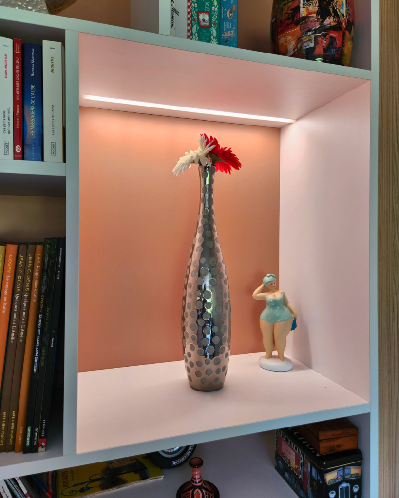 Zoom sur une niche décorative et le contraste des couleurs