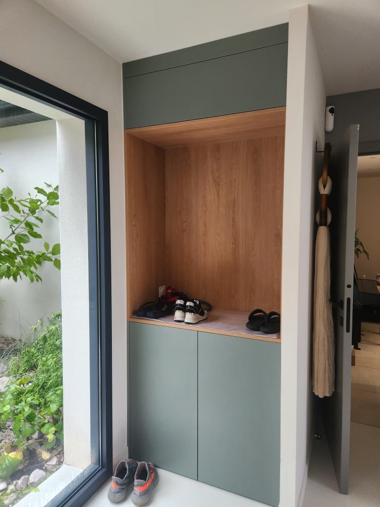 Meuble d'entrée vert olive posé au sol avec niche centrale en bois clair